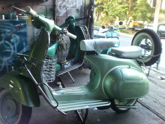 เอเซียเวสป้า---->>จัดส่งรถvespa 64 สีเขียวเมทาลิค ให้คุณพล บ่อวินเรียบร้อย07/04/2558