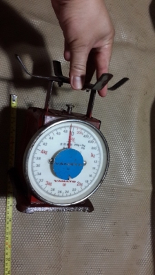 ตาชั่งเล็กๆ เก่าๆ ใช้งานปกติ