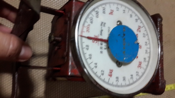 ตาชั่งเล็กๆ เก่าๆ ใช้งานปกติ