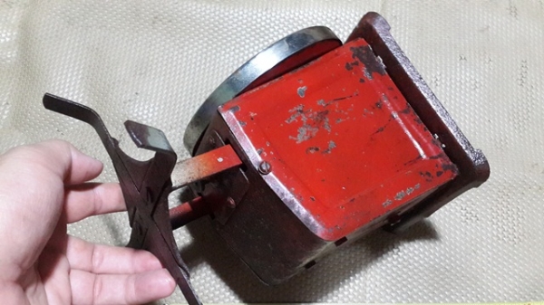 ตาชั่งเล็กๆ เก่าๆ ใช้งานปกติ