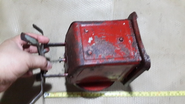 ตาชั่งเล็กๆ เก่าๆ ใช้งานปกติ