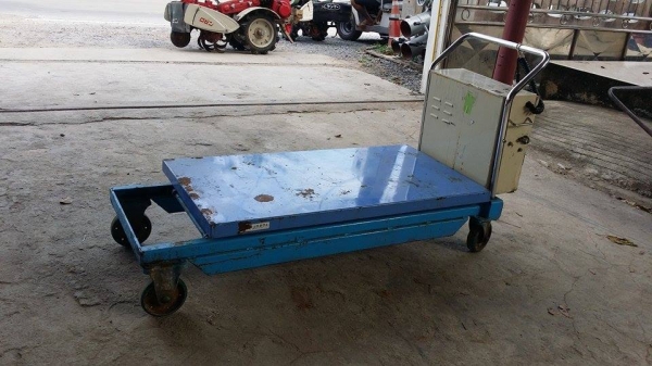 ลิฟต์ยกของไฟฟ้า เก่าญี่ปุ่น สามารถใช้ยกสิ่งของต่างๆได้อย่างสะดวก การเคลื่อนย้ายง่ายเนื่องจากมีล้อในการเคลื่อนที่