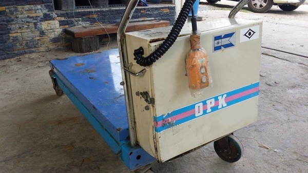 ลิฟต์ยกของไฟฟ้า เก่าญี่ปุ่น สามารถใช้ยกสิ่งของต่างๆได้อย่างสะดวก การเคลื่อนย้ายง่ายเนื่องจากมีล้อในการเคลื่อนที่