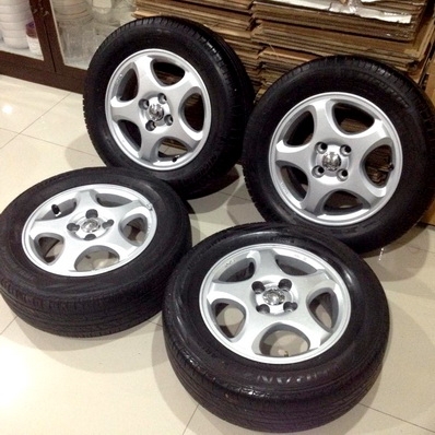 ล้อพร้อมยาง 14 นิ้ว โซลูน่า ใส่ 4รู100 ได้ทุกรุ่น ตจว ส่งได้ครับ  ยาง มิชลิน 185-65-14 ปี 12 ดอกเต็มสวย ยาง บริดสโตน 185-65-14 ปี 10 ดอกเต็มสวย ดูสินค้าที่ถนนสวนผัก ตลิ่งชัน กทม ใกล้ขนส่งที่ต่อใบขับขี่