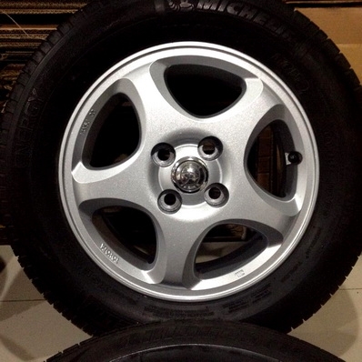 ล้อพร้อมยาง 14 นิ้ว โซลูน่า ใส่ 4รู100 ได้ทุกรุ่น ตจว ส่งได้ครับ  ยาง มิชลิน 185-65-14 ปี 12 ดอกเต็มสวย ยาง บริดสโตน 185-65-14 ปี 10 ดอกเต็มสวย ดูสินค้าที่ถนนสวนผัก ตลิ่งชัน กทม ใกล้ขนส่งที่ต่อใบขับขี่