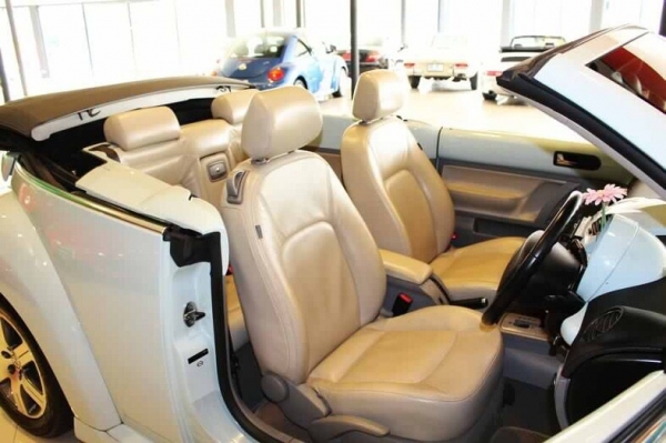 Volkswagen New Bettle Cabriolet เปิดประทุน ไมเนอร์เชน ตัวสุดท้ายก่อนเปลี่ยนโฉม สีฟ้า พาสเทล หายาก รถจดปี 2012