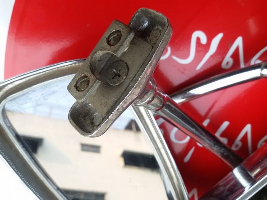 ขายกระจกหนีบประตู ครับ ใส่รถยนต์โบราณ มีรูปครับ