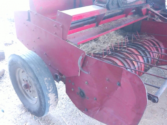 ขาย เครื่องอัดฟาง แมสซี่ 124 ป้ายเหลือง ใช้งาน 2 ปี ขาย เครื่องอัดฟาง แมสซี่ 124 ป้ายเหลือง ใช้งาน 2 ปี