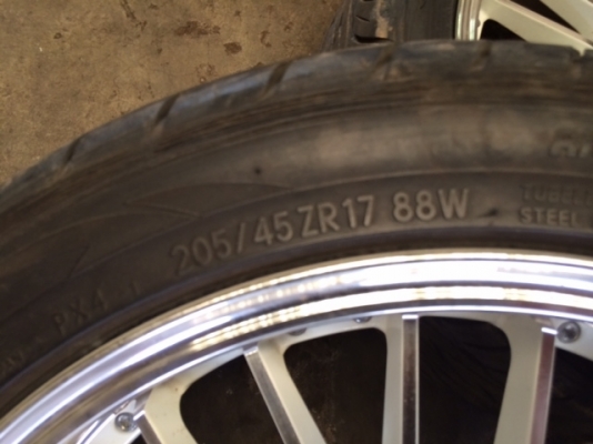 ขายแม็กขอบ 17 นิ้ว 4 รู 100 ยาง 205/45 r 17 สภาพดี หน้า 8 หลัง 9 นิ้ว ขายแม็กขอบ 17 นิ้ว 4 รู 100 ยาง 205/45 r 17 สภาพดี หน้า 8 หลัง 9 นิ้ว