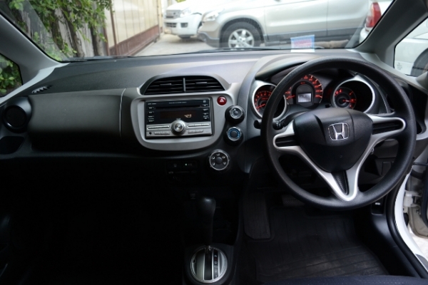 JAZZ ปี 2008 สีขาว มือแรกออกห้าง JAZZ ปี 2008 สีขาว มือแรกออกห้าง