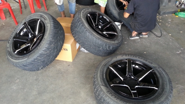 แม็กใหม่ขอบ18หน้า9.5 หลัง10.5  พร้อมยาง265/60/18;ปี11 ดอกเต็มๆ