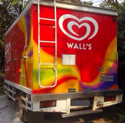 ISUZU NKR 135 HP 4HG1 ปี 48 รถบรรทุกหกล้อตู้เย็นไอศครีม บานเปิดด้านข้างซ้าย 2 บาน รถสวยสภาพดีตู้เย็นใช้งานได้ปกติดีครับ เครื่องยนต์แรงดีไม่เยิ้ม หัวเก๋งบางเดิม ภายในเก๋งคอนโซลสวยครบ พวงมาลัยเพาเวอร์ ช่วงล่างคัชซีสวย ยาง 7.50 ขอบ 16 สภาพดีประมาณ 65\% เอกสาร