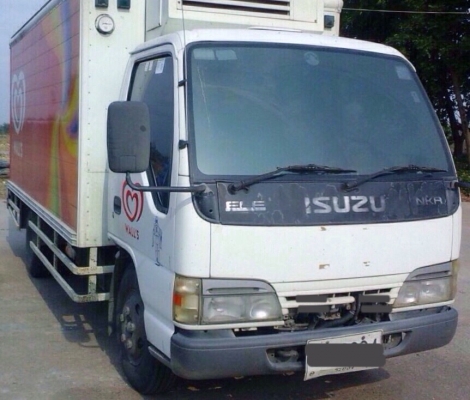 ISUZU NKR 135 HP 4HG1 ปี 48 รถบรรทุกหกล้อตู้เย็นไอศครีม บานเปิดด้านข้างซ้าย 2 บาน รถสวยสภาพดีตู้เย็นใช้งานได้ปกติดีครับ เครื่องยนต์แรงดีไม่เยิ้ม หัวเก๋งบางเดิม ภายในเก๋งคอนโซลสวยครบ พวงมาลัยเพาเวอร์ ช่วงล่างคัชซีสวย ยาง 7.50 ขอบ 16 สภาพดีประมาณ 65\% เอกสาร