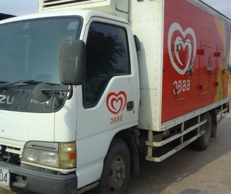 ISUZU NKR 135 HP 4HG1 ปี 48 รถบรรทุกหกล้อตู้เย็นไอศครีม บานเปิดด้านข้างซ้าย 2 บาน รถสวยสภาพดีตู้เย็นใช้งานได้ปกติดีครับ เครื่องยนต์แรงดีไม่เยิ้ม หัวเก๋งบางเดิม ภายในเก๋งคอนโซลสวยครบ พวงมาลัยเพาเวอร์ ช่วงล่างคัชซีสวย ยาง 7.50 ขอบ 16 สภาพดีประมาณ 65\% เอกสาร