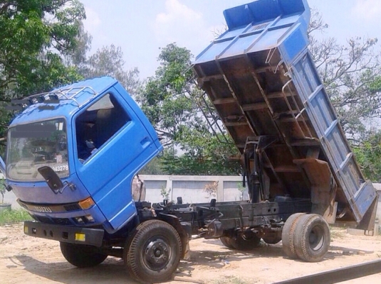 ISUZU NPR 115 HP 4BD1 หกล้อดั๊มพ์ กระบะดั๊มพ์เหล็ก 4 ตันความยาว 3.60 เมตรสภาพดีสวยไม่มีผุพร้อมบรรทุกหนักได้เลย เครื่องยนต์ 115 แรงเครื่องแรงดีสุดๆครับ หัวเก๋งสวยๆไม่ผุภายในเก๋งคอนโซลครบพร้อม พวงมาลัยธรรมดา ช่วงล่างใหญ่คัชซีไม่บวม ติด F หน้า F หลังครบ ยาง