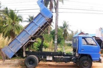 ISUZU NPR 115 HP 4BD1 หกล้อดั๊มพ์ กระบะดั๊มพ์เหล็ก 4 ตันความยาว 3.60 เมตรสภาพดีสวยไม่มีผุพร้อมบรรทุกหนักได้เลย เครื่องยนต์ 115 แรงเครื่องแรงดีสุดๆครับ หัวเก๋งสวยๆไม่ผุภายในเก๋งคอนโซลครบพร้อม พวงมาลัยธรรมดา ช่วงล่างใหญ่คัชซีไม่บวม ติด F หน้า F หลังครบ ยาง