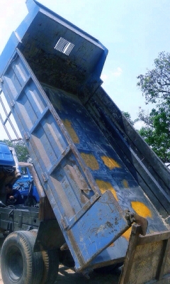 ISUZU NPR 115 HP 4BD1 หกล้อดั๊มพ์ กระบะดั๊มพ์เหล็ก 4 ตันความยาว 3.60 เมตรสภาพดีสวยไม่มีผุพร้อมบรรทุกหนักได้เลย เครื่องยนต์ 115 แรงเครื่องแรงดีสุดๆครับ หัวเก๋งสวยๆไม่ผุภายในเก๋งคอนโซลครบพร้อม พวงมาลัยธรรมดา ช่วงล่างใหญ่คัชซีไม่บวม ติด F หน้า F หลังครบ ยาง