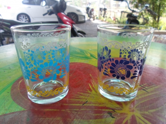 แก้วลายดอกไม้ งานเก่า เหมาะสะสม ตอกลายมงกุฏ ใบละ 50 แก้วลายดอกไม้ งานเก่า เหมาะสะสม ตอกลายมงกุฏ ใบละ 50