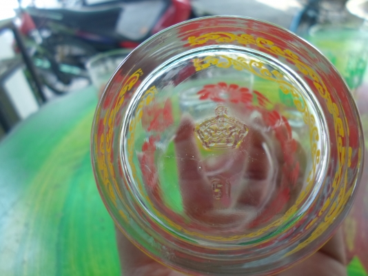 แก้วลายดอกไม้ งานเก่า เหมาะสะสม ตอกลายมงกุฏ ใบละ 50 แก้วลายดอกไม้ งานเก่า เหมาะสะสม ตอกลายมงกุฏ ใบละ 50