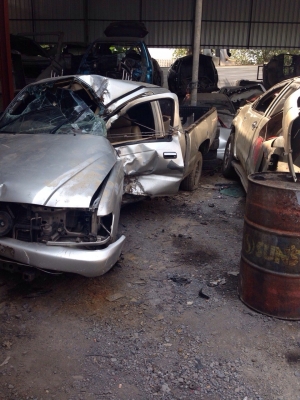 โตโยต้าD4D สีเทา  ปี04 เครื่องเกียรสมบูรณ์ รื้อเป็นอะไหลได้ทุกอย่าง บุคคลโอนลอยๆ