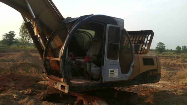 ขายรถแบคโฮ SAMSUNG  SE 210 พร้อมหัวเบเกอร์ ตามสภาพ