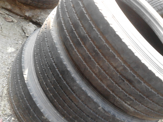 215/75R17.5 MAXXIS UR-275   มี 3 เส้น โทร 081-427-3941