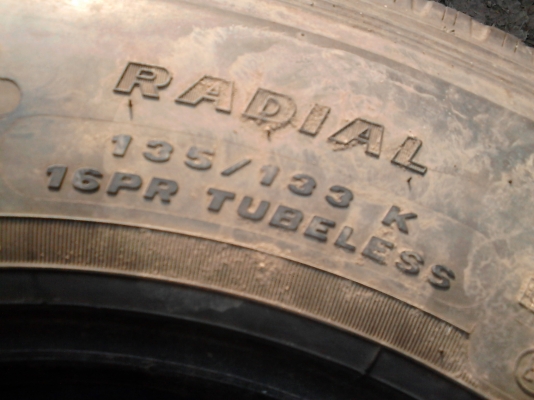 215/75R17.5 MAXXIS UR-275   มี 3 เส้น โทร 081-427-3941