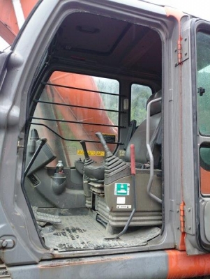 รถขุด HITACHI ZX200-E 1*****  5963ชม.  ปี2004  เครื่องISUZU AA-6BG1T  รถสภาพดีครับ