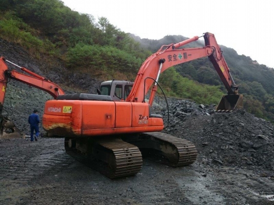 รถขุด HITACHI ZX200-E 1*****  5963ชม.  ปี2004  เครื่องISUZU AA-6BG1T  รถสภาพดีครับ