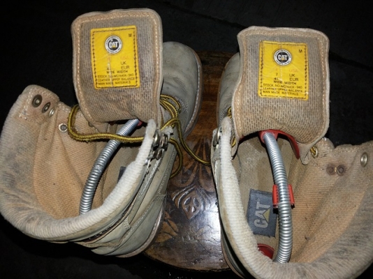 ขายรองเท้าแนวลุยๆ 2 คู่