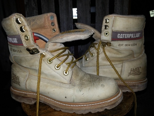 ขายรองเท้าแนวลุยๆ 2 คู่