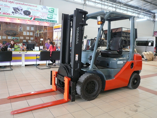 ขายรถโฟล์คลิฟท์มือสอง toyota รุ่น 8FGL25 ราคา 355,000 บาท นำเข้าจากประเทศญี่ปุ่น 100\% ไม่เคยใช้งานในไทย