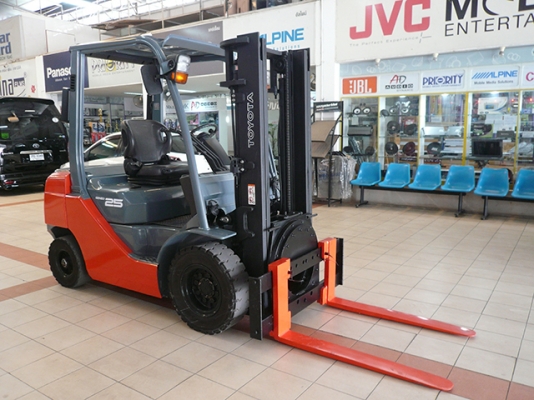 ขายรถโฟล์คลิฟท์มือสอง toyota รุ่น 8FGL25 ราคา 355,000 บาท นำเข้าจากประเทศญี่ปุ่น 100\% ไม่เคยใช้งานในไทย