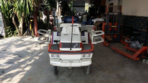 รถปลูกข้าวนั่งขับ KUBOTA รุ่น S1-400R เก่าญี่ปุ่น พร้อมกล่องหยอดปุ๋ยด้านท้าย ดำนา 4 แถว สภาพสวย เครื่องยนต์ติดง่าย สภาพพร้อมใช้งาน