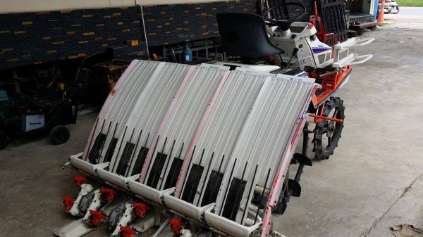 รถปลูกข้าวนั่งขับ KUBOTA รุ่น S1-500R เก่าญี่ปุ่น พร้อมกล่องหยอดปุ๋ยด้านท้าย ดำนา 5 แถว สภาพสวย