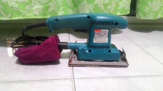 เครื่องขัดกระดาษทราย มากิต้า  180วัตต์  สภาพดีมากพร้อมใช้งานครับ