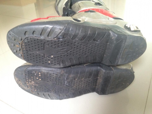 รองเท้าแข่งวิบาก tech10