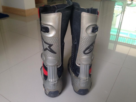 รองเท้าแข่งวิบาก tech10