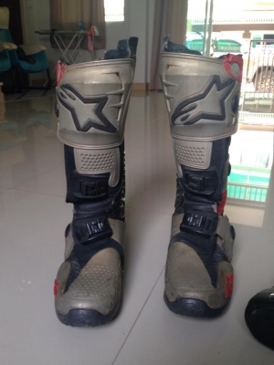 รองเท้าแข่งวิบาก tech10