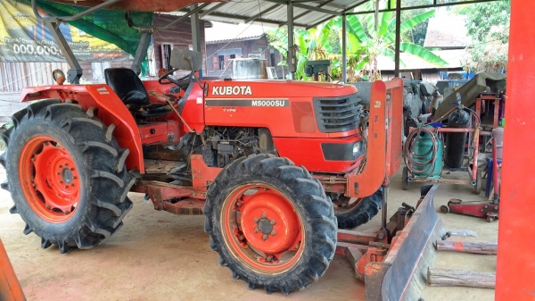 ขายรถไถ KUBOTA M 5000 สภาพดีเดิมๆพร้อมใช้งาน อุปกรณ์ครบ 3 ชิ้นมีพร้อมดันหน้า ผานพรวนและ โรตารี่