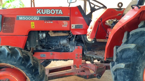 ขายรถไถ KUBOTA M 5000 สภาพดีเดิมๆพร้อมใช้งาน อุปกรณ์ครบ 3 ชิ้นมีพร้อมดันหน้า ผานพรวนและ โรตารี่