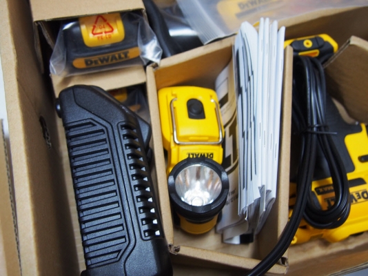 ชุดสว่านไร้สาย,สว่านไขควง,เลื่อยชักและไฟฉาย DeWALT DCK413S2ไฟ12โวลท์พร้อมแท่นชาร์จแบ็ตลิเทียม2ก้อนและกระเป๋า