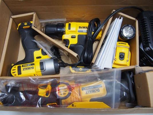 ชุดสว่านไร้สาย,สว่านไขควง,เลื่อยชักและไฟฉาย DeWALT DCK413S2ไฟ12โวลท์พร้อมแท่นชาร์จแบ็ตลิเทียม2ก้อนและกระเป๋า