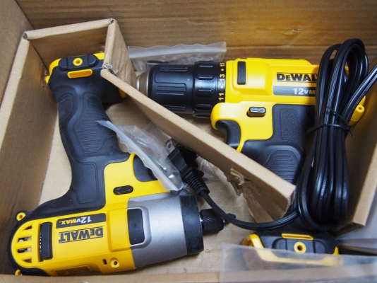 ชุดสว่านไร้สาย,สว่านไขควง,เลื่อยชักและไฟฉาย DeWALT DCK413S2ไฟ12โวลท์พร้อมแท่นชาร์จแบ็ตลิเทียม2ก้อนและกระเป๋า