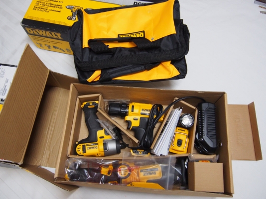 ชุดสว่านไร้สาย,สว่านไขควง,เลื่อยชักและไฟฉาย DeWALT DCK413S2ไฟ12โวลท์พร้อมแท่นชาร์จแบ็ตลิเทียม2ก้อนและกระเป๋า