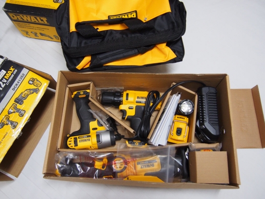 ชุดสว่านไร้สาย,สว่านไขควง,เลื่อยชักและไฟฉาย DeWALT DCK413S2ไฟ12โวลท์พร้อมแท่นชาร์จแบ็ตลิเทียม2ก้อนและกระเป๋า