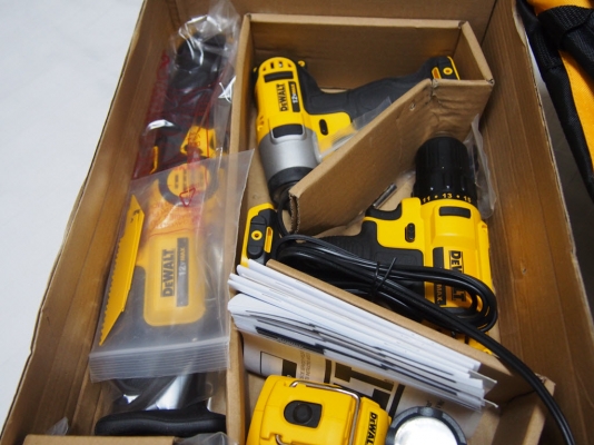 ชุดสว่านไร้สาย,สว่านไขควง,เลื่อยชักและไฟฉาย DeWALT DCK413S2ไฟ12โวลท์พร้อมแท่นชาร์จแบ็ตลิเทียม2ก้อนและกระเป๋า