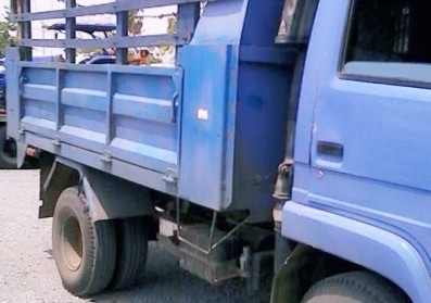 ISUZU NRR 175 HP 6BG1 หกล้อดั๊มพ์ กระบะดั๊มพ์เหล็ก 5 ตันความยาว 3.50 เมตรสภาพดีพร้อมบรรทุกหนักได้เลยครับ เครื่องยนต์ 175 แรงฝาส้มเครื่องแรงดีกำลังดีมากครับ หัวเก๋งสวยไม่มีผุภายในเก๋งคอนโซลครบพร้อม พวงมาลัยเพาเวอร์ เบรคลม ช่วงล่างใหญ่คัชซีไม่มีแตกไม่มีบวม