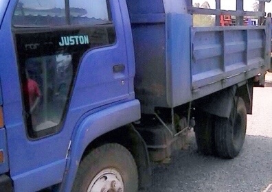 ISUZU NRR 175 HP 6BG1 หกล้อดั๊มพ์ กระบะดั๊มพ์เหล็ก 5 ตันความยาว 3.50 เมตรสภาพดีพร้อมบรรทุกหนักได้เลยครับ เครื่องยนต์ 175 แรงฝาส้มเครื่องแรงดีกำลังดีมากครับ หัวเก๋งสวยไม่มีผุภายในเก๋งคอนโซลครบพร้อม พวงมาลัยเพาเวอร์ เบรคลม ช่วงล่างใหญ่คัชซีไม่มีแตกไม่มีบวม