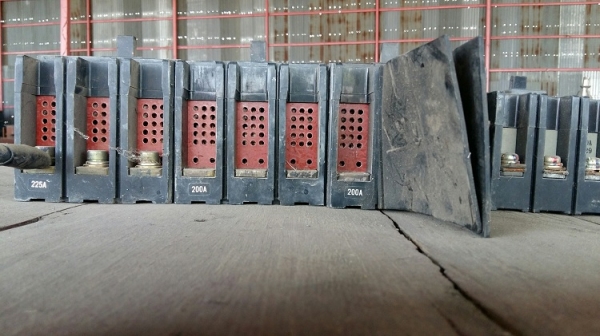 เบรคเกอร์ 200 แอมป์ 3 เฟส เบรคเกอร์ 200 แอมป์ 3 เฟส